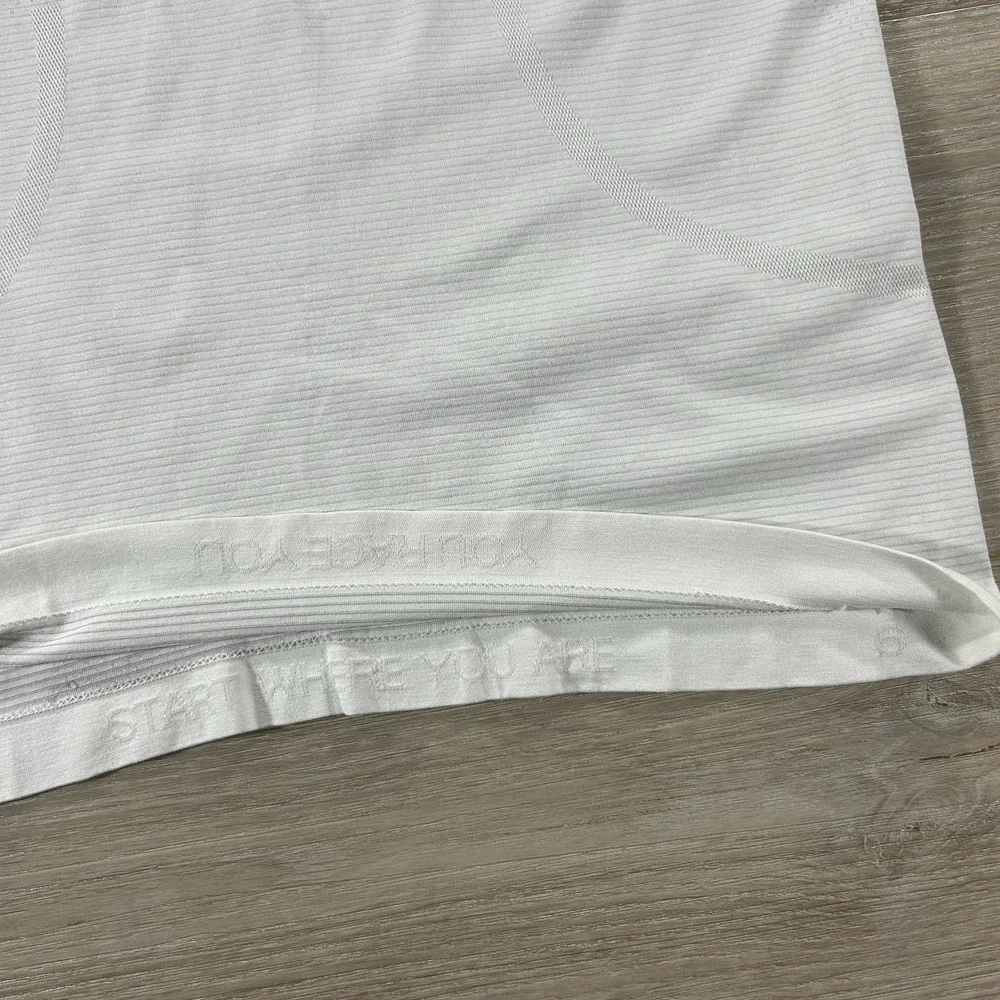 Lululemon Size 6 White Swiftly Tech Athletic Tee Short Sleeve Top Waist Length